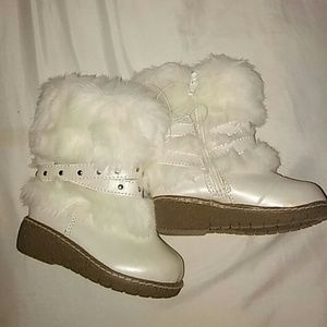 Baby girls Cherokee fur boots. NWT
